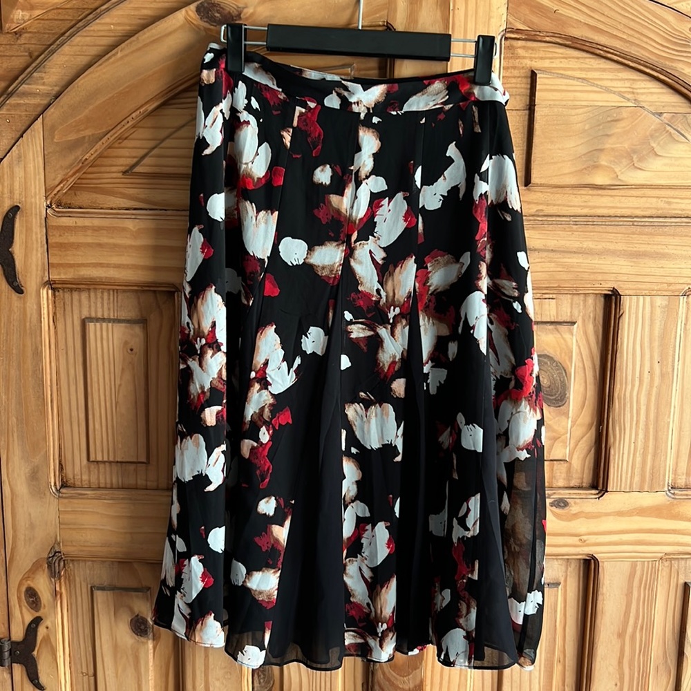 EUC White House Black Market Skirt Size 8